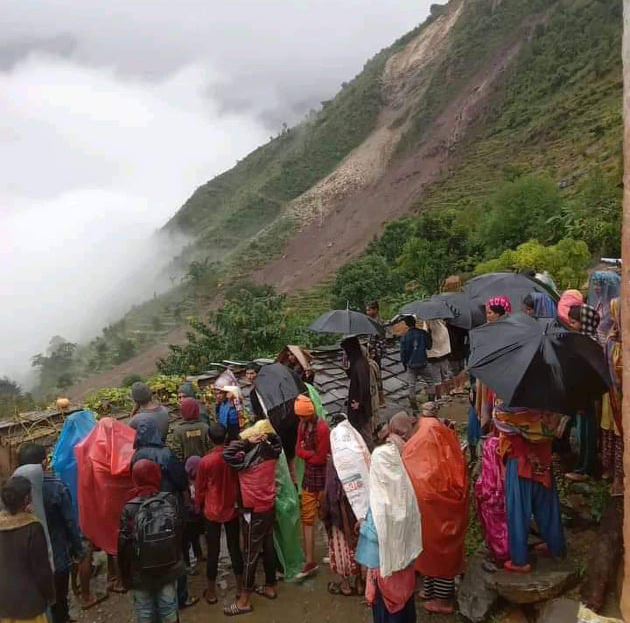 बझाङ पहिराे : ७२ घण्टापछि सेनाको हेलिकप्टर  घटनास्थल पुग्यो, बेपत्ता २३ जनाकाे खाेजी जारी